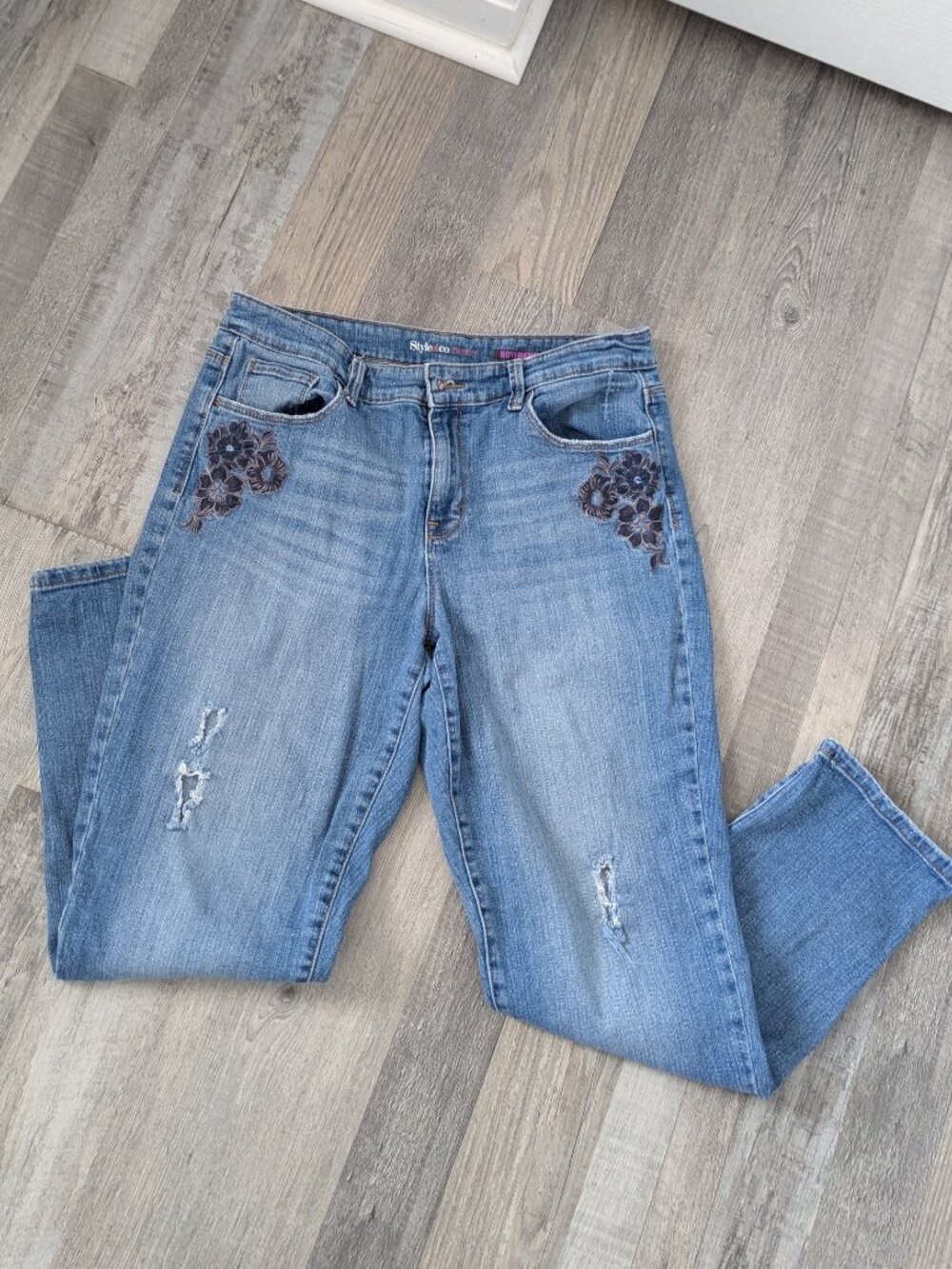 Style capri jeans with minor distressing and embroidery - size 12